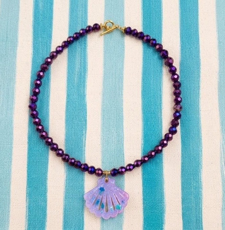 Collar de cuentas Concha Sirena con concha lila de resina, hecho a mano por Lokoala