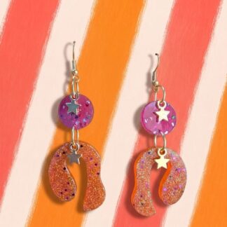 Pendientes de colores Herradura Mágica de resina, con disco fucsia y herradura naranja con purpurina