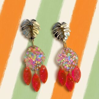 Pendientes de palmera Fiesta en Palma con confeti y flecos rojos, hechos a mano por Lokoala