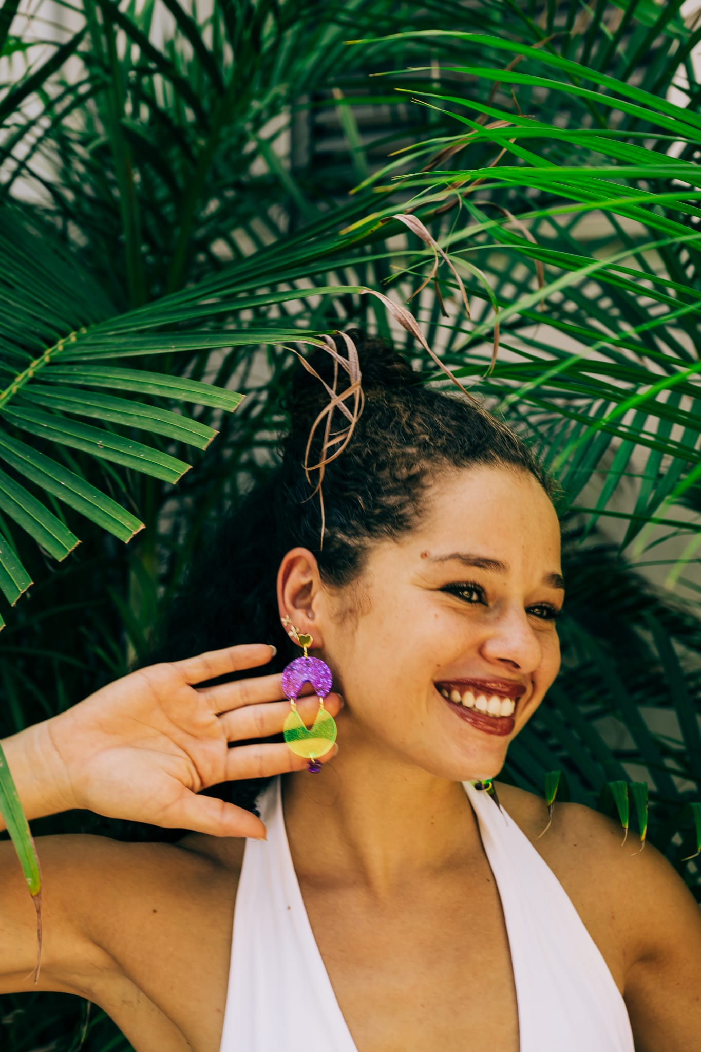 Detalle pendientes Comecocos neón modelo luciendolos, sonrisa y divertida estilo lokoala
