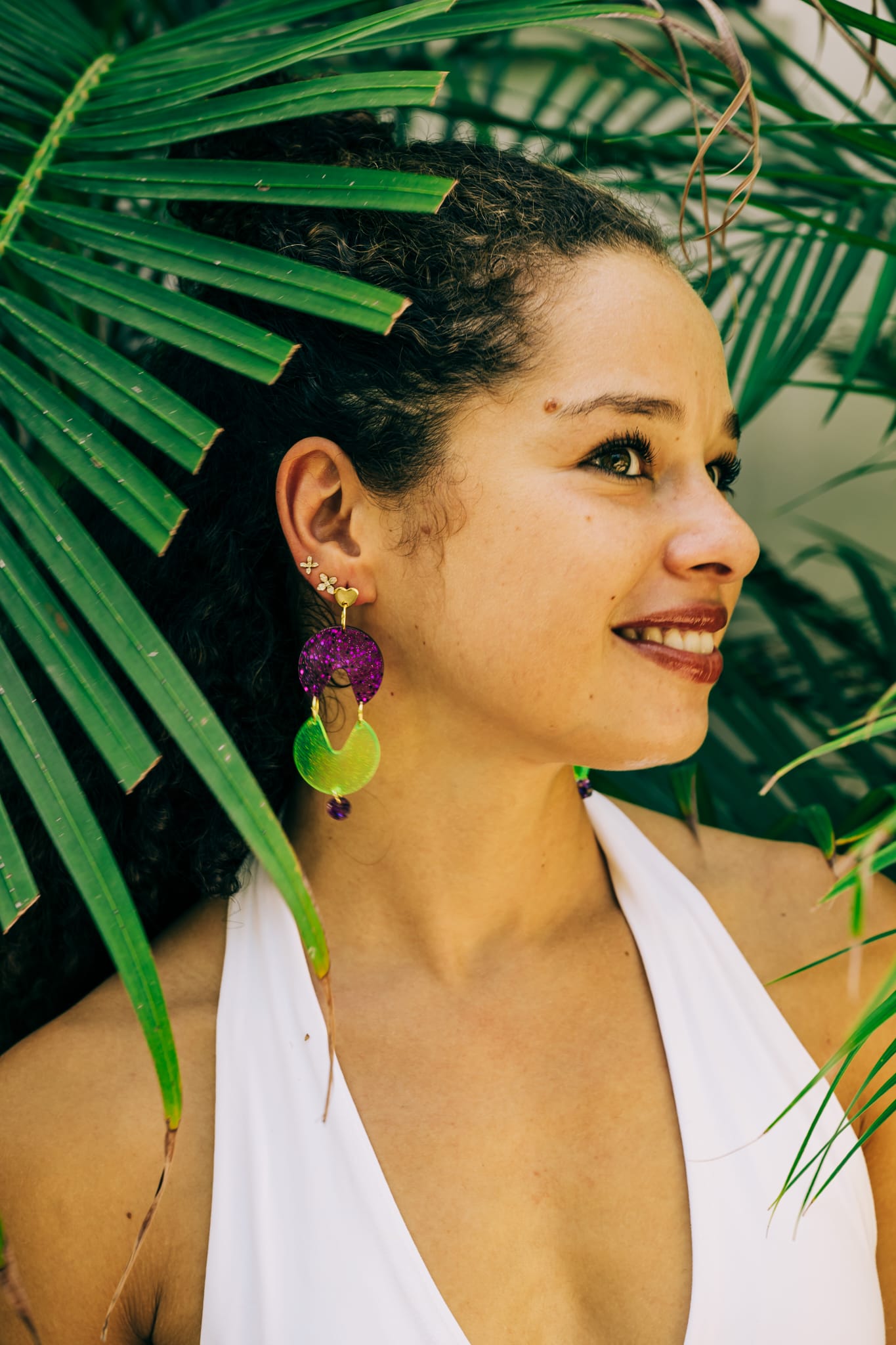 Comecocos neon de perfil look veraniego hokas de palmera