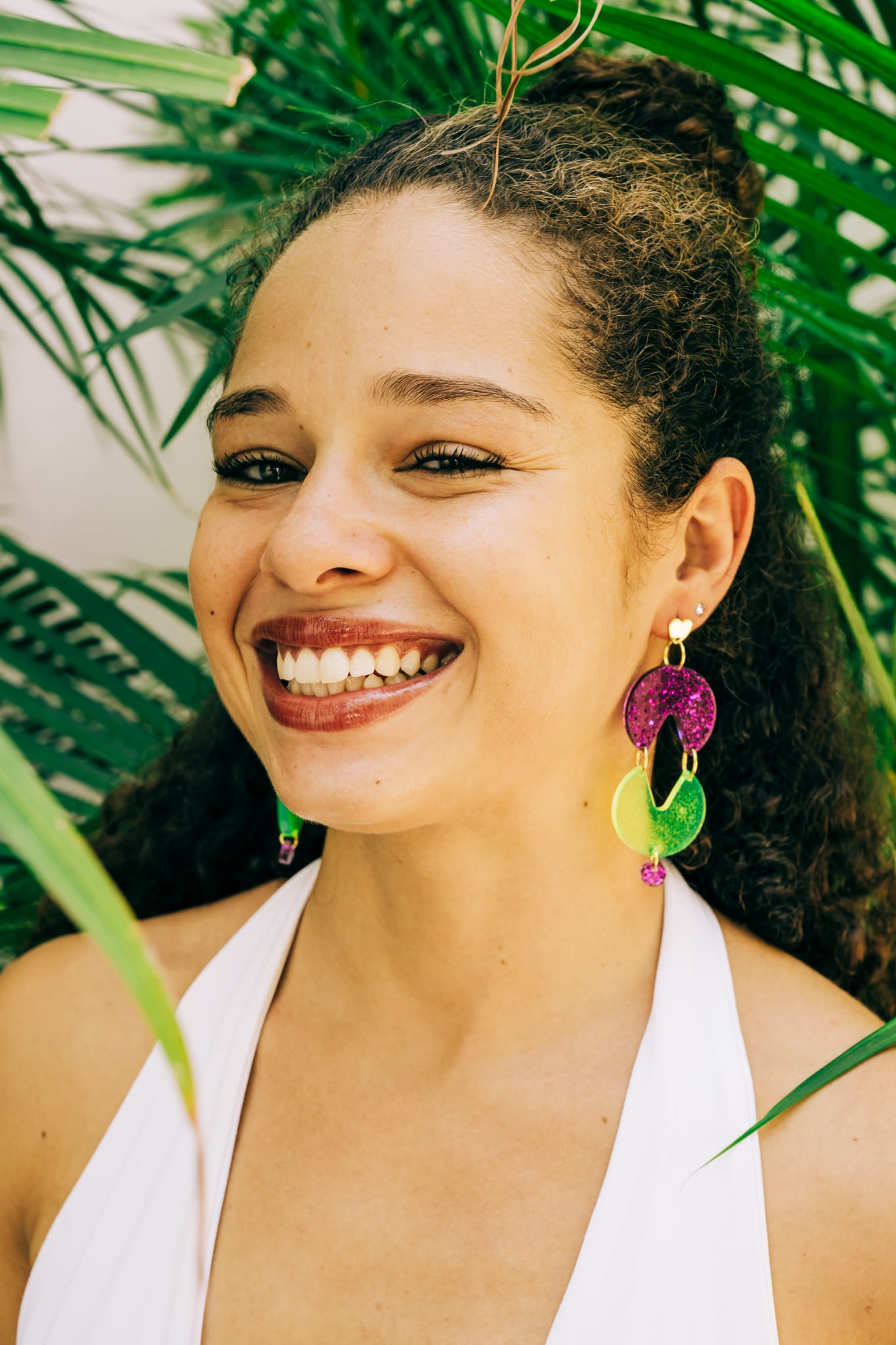 Pendientes Comecocos neón de lokoala nuestra modelo luciendolos con una sonrisa