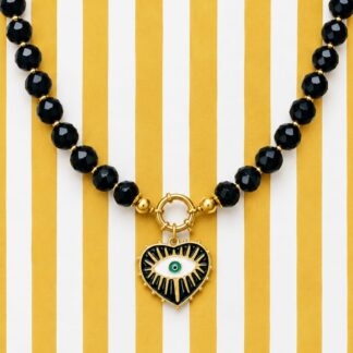 Collar ojo turco Ojo Savage con cuentas negras y corazón dorado, hecho a mano por Lokoala
