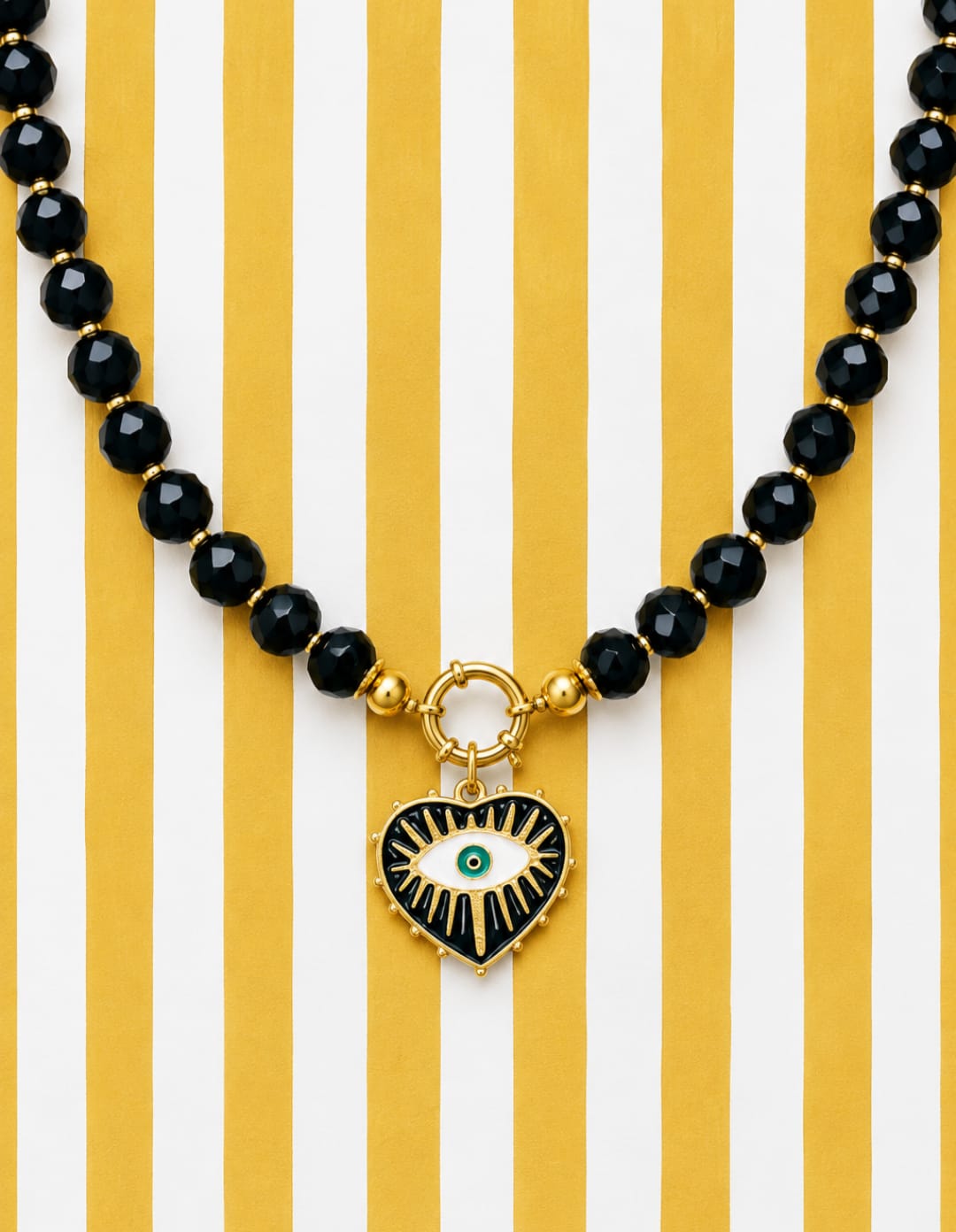 Collar Ojo Savage con cuentas negras y corazón con ojo turco