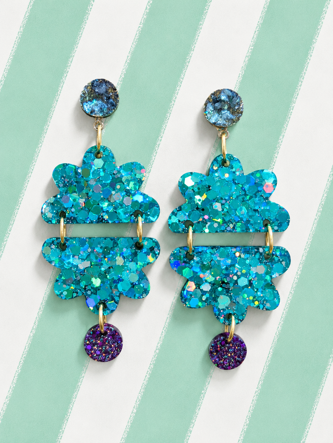 Pendientes de resina Flor de Caleta, flores turquesa con glitter holográfico, tachón azul y gota morada