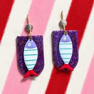 Pendientes Cala Sardinera de resina con sardina esmaltada sobre placa morada con glitter, hechos a mano en Xàbia