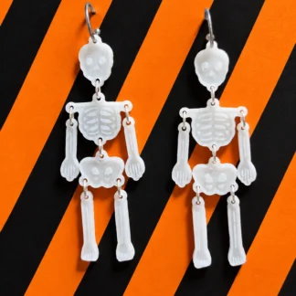 Pendientes Halloween Lokoesqueleto, esqueleto articulado de resina blanca con glitter colgando de un aro